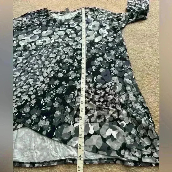 LOGO by Lori Goldstein XL Asymmetrical Hem Floral V-Neck Top Black Grey A389745 - Picture 9 of 14